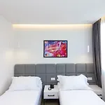 N Center By Noshi מלון טיראנה