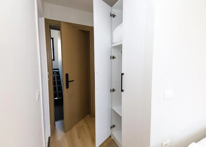 N Center By Noshi 티라나